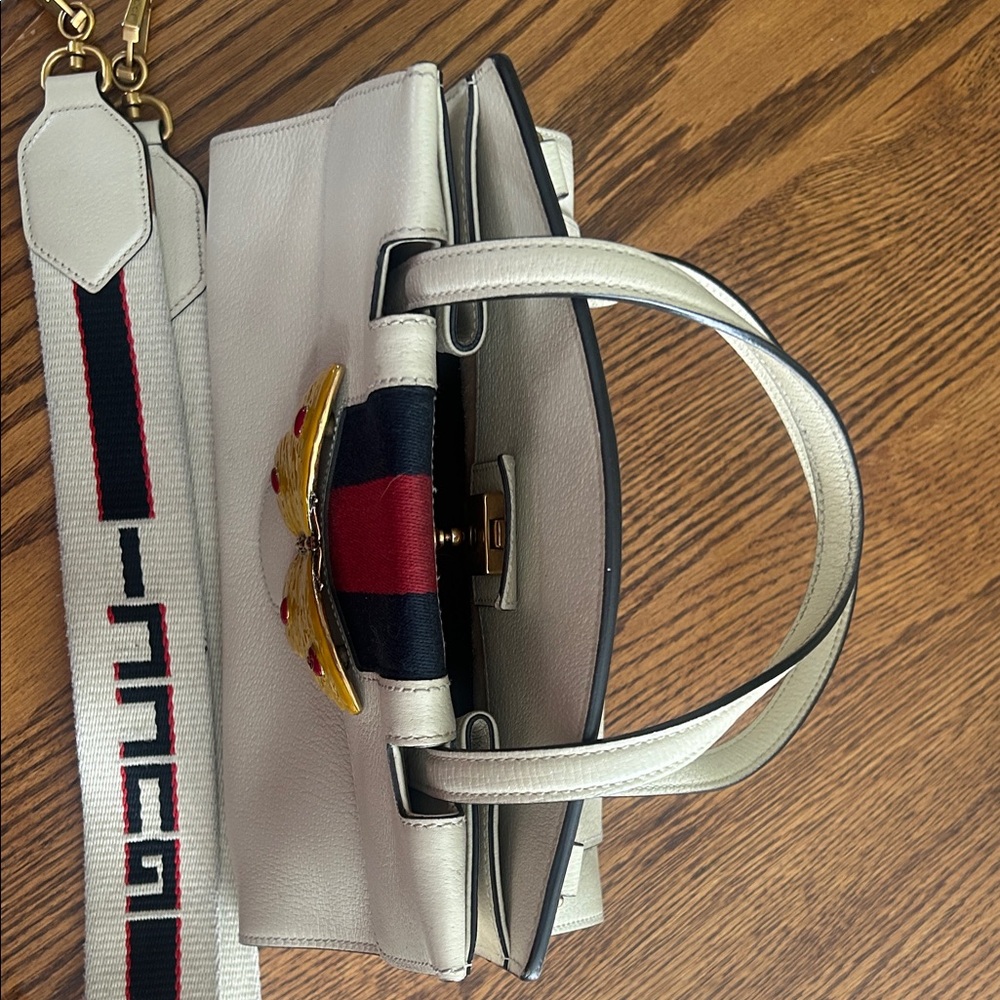 Gucci Elegant Cream Handbag with Butterfly Accent and Gucci Strap - Picture 4 of 12